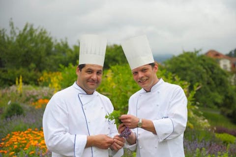 Der Küchenchef zusammen mit dem Souschef des Restaurants Rhönliebe im Dorint Resort & Spa.